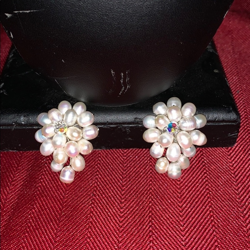 Pearl earrings with Krystle in the middle